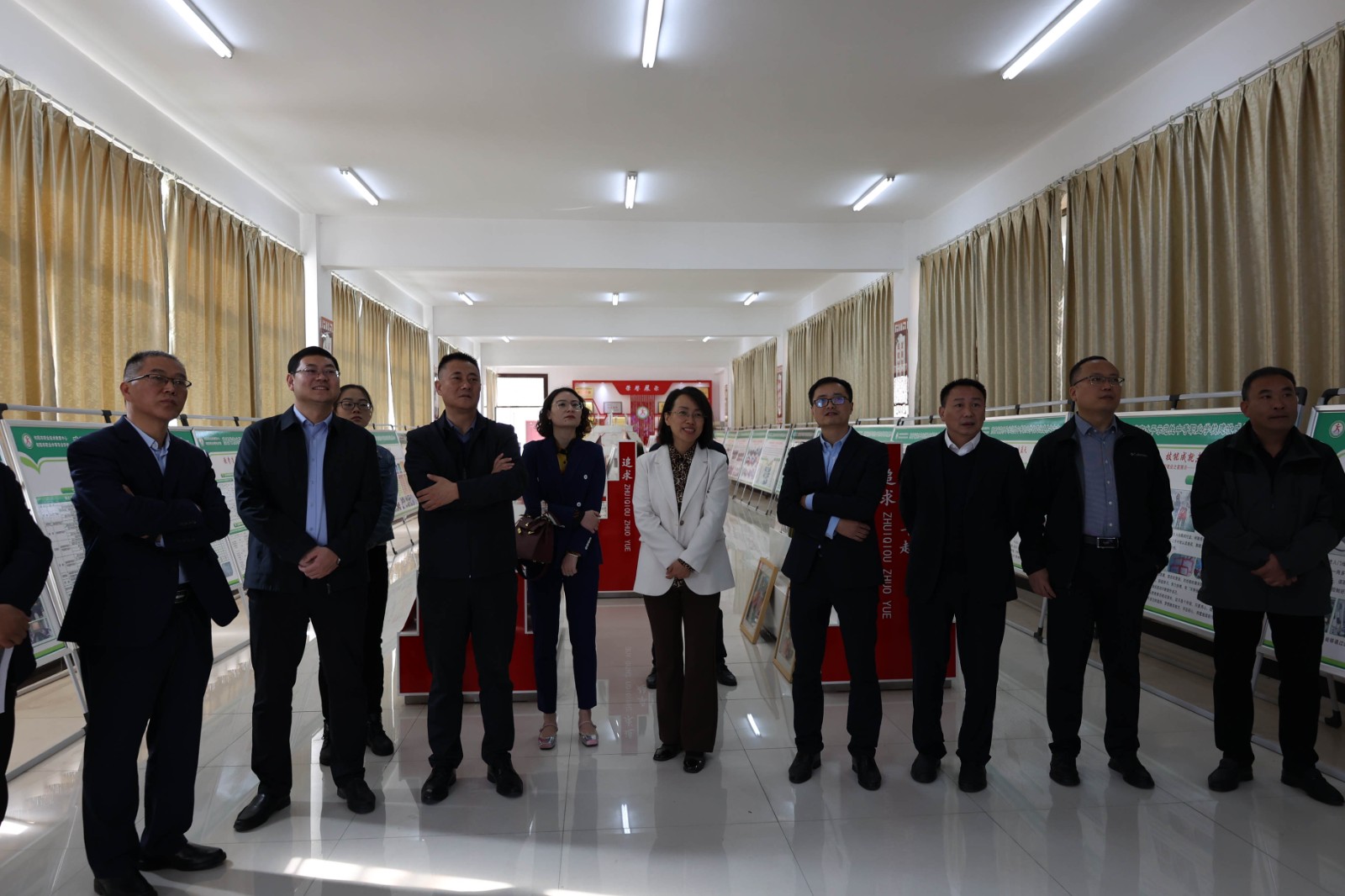 参观成果展厅.jpg