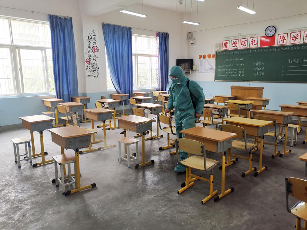 净化校园齐动手 顺利开学我助推
