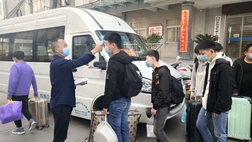 点对点“爱心”服务,学校安排专车接回56名外县学生