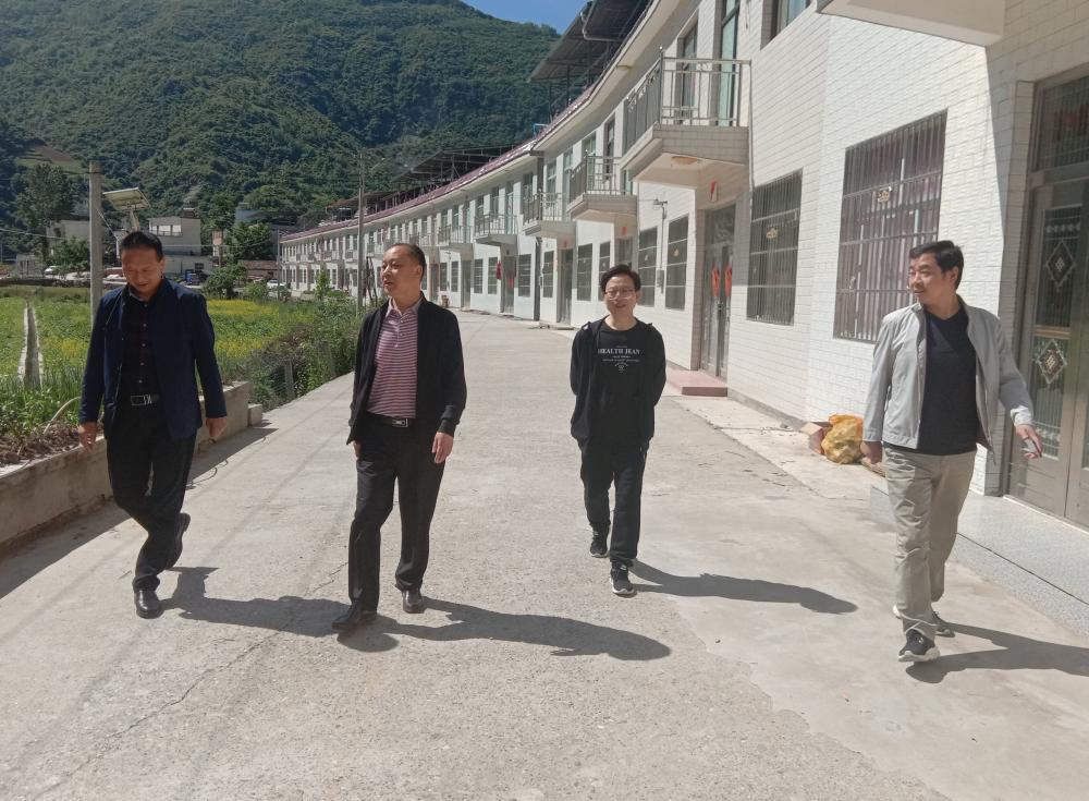 专题教育重实效  精准扶贫强落实