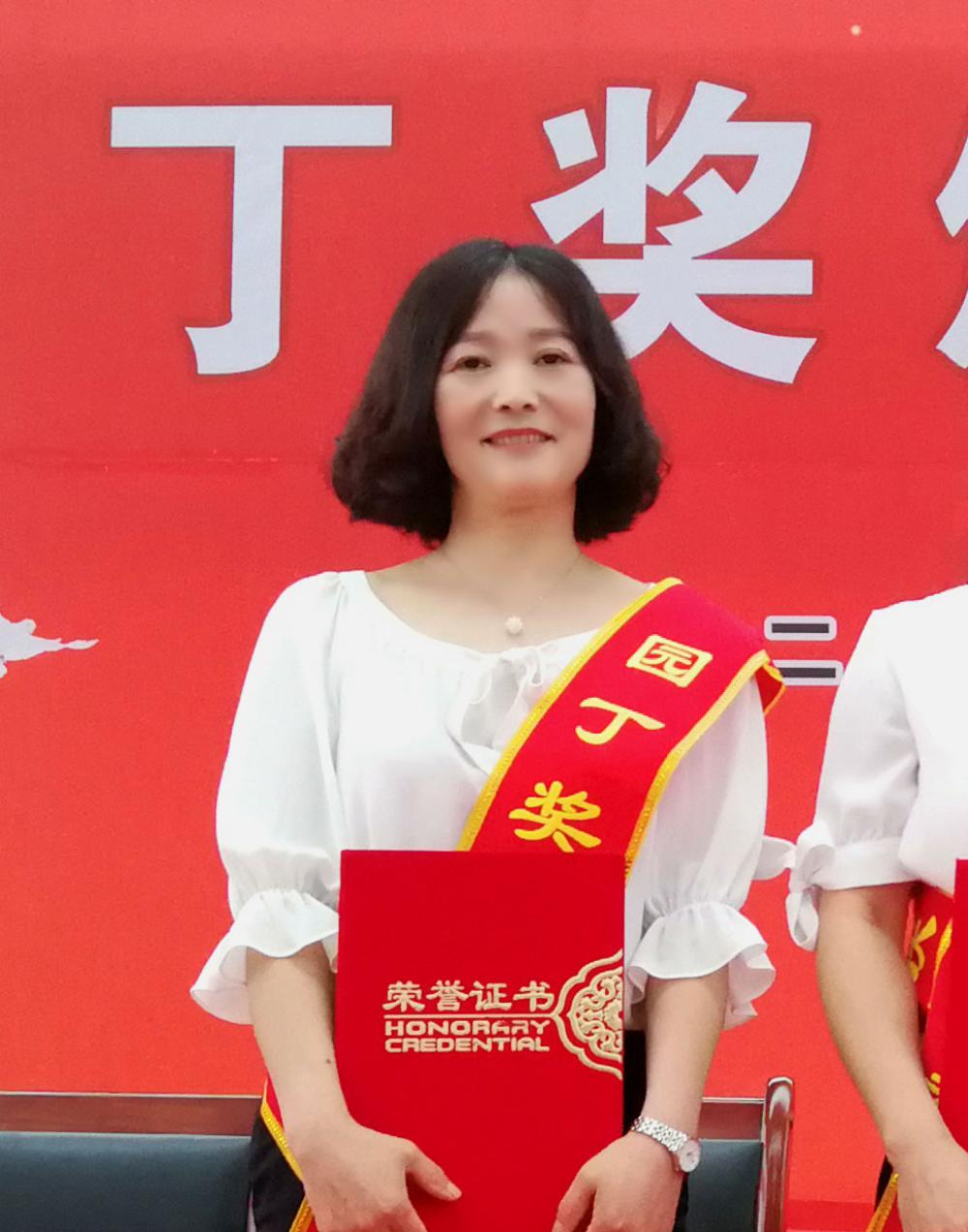 爱心化春雨  责任撑蓝天 ——记旬阳职中英语教师李妮霞