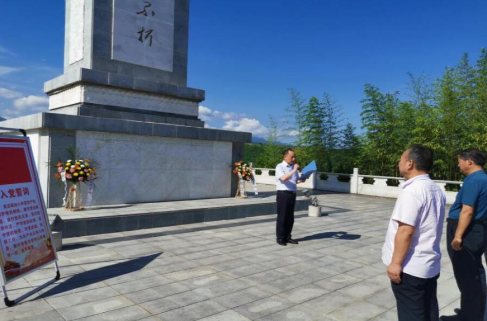 旬阳县职业中等专业学校主题党日走进烈士陵园