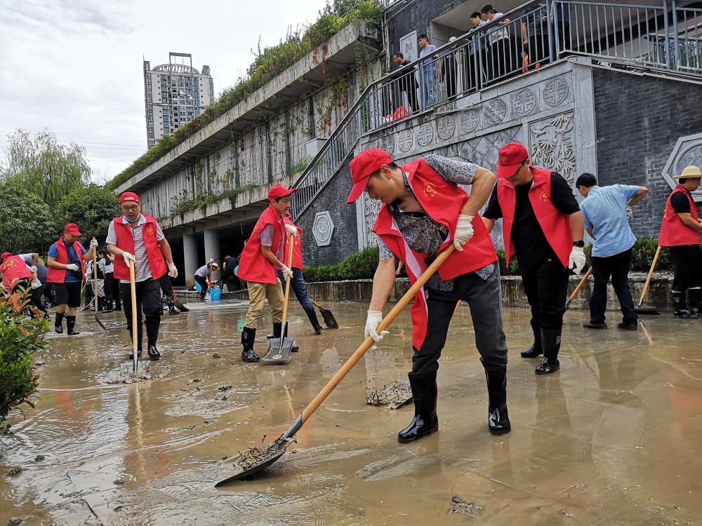 洪水渐退除淤忙 齐心协力树形象----旬阳职中教师志愿者积极参加滨河公园清淤劳动