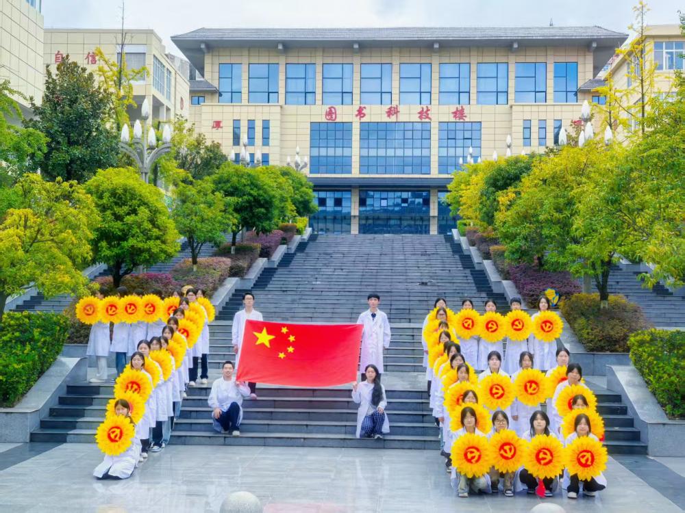 旬阳职中开展“青春献礼华诞,我与祖国共奋进”迎国庆主题团日活动